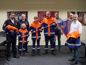 Firma Nedschroef unterstützte mit einer Spende die Beschaffung neuer Parkas für die Jugendfeuerwehr der Gemeinde Beckingen