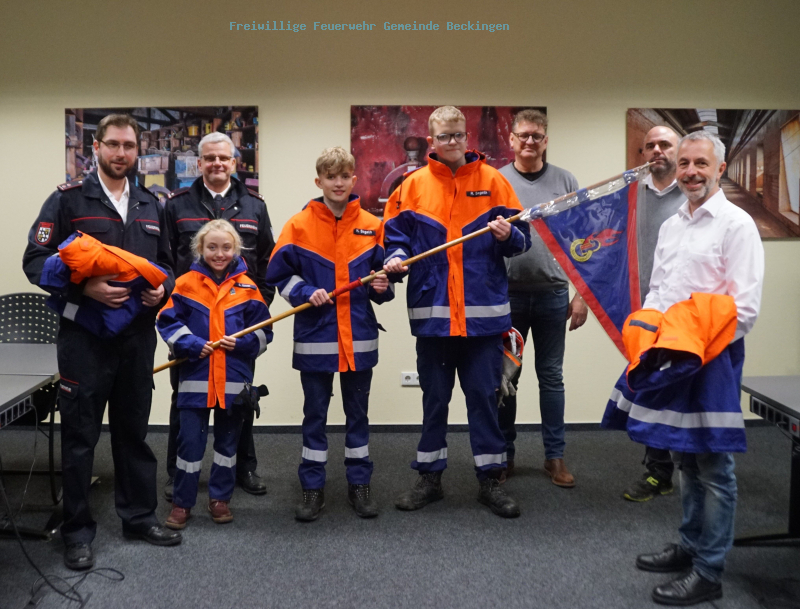 Firma Nedschroef unterstützte mit einer Spende die Beschaffung neuer Parkas für die Jugendfeuerwehr der Gemeinde Beckingen