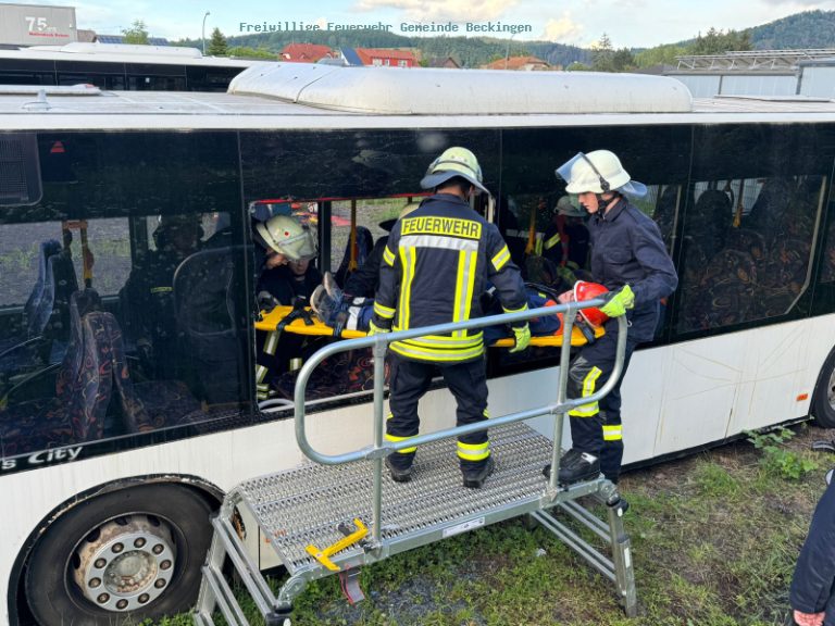 Einsatzübung Verkehrsunfall mit mehreren Personen