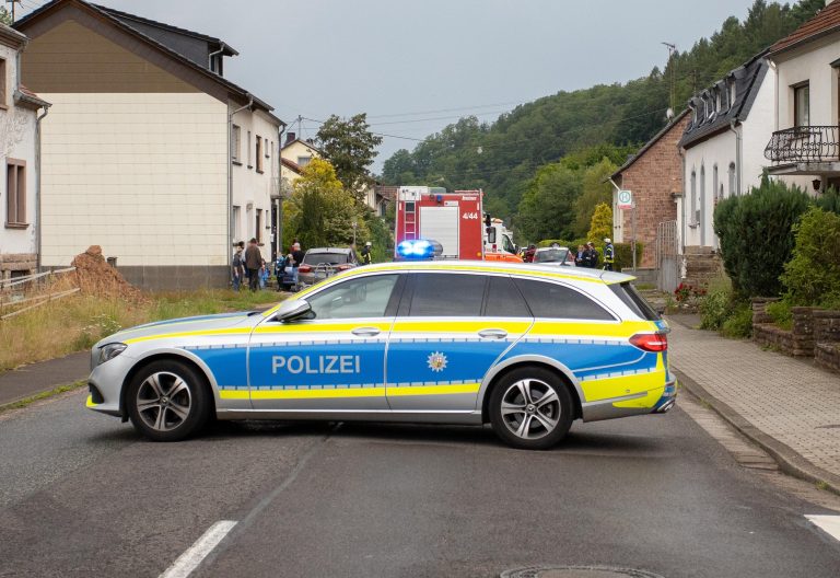Baum auf Fahrbahn in Oppen