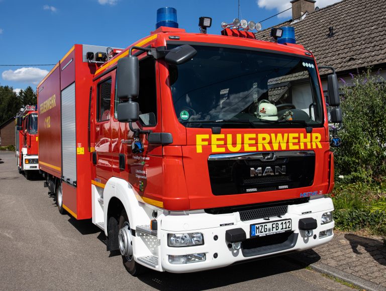 Baum auf Fahrbahn in Düppenweiler