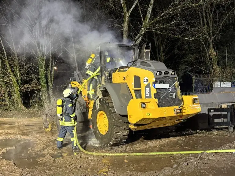 Zwei brennende Bagger in Beckingen