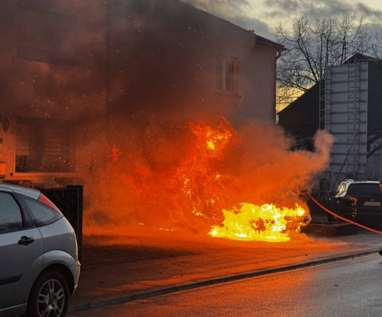 brennender PKW in Oppen