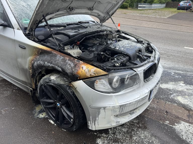 brennender PKW in Oppen