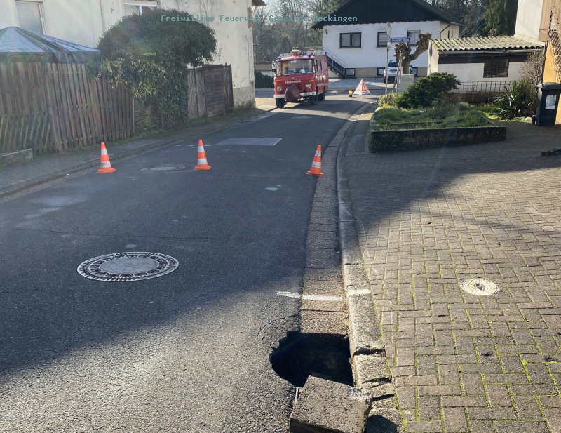 Unterspülte Straße in Oppen