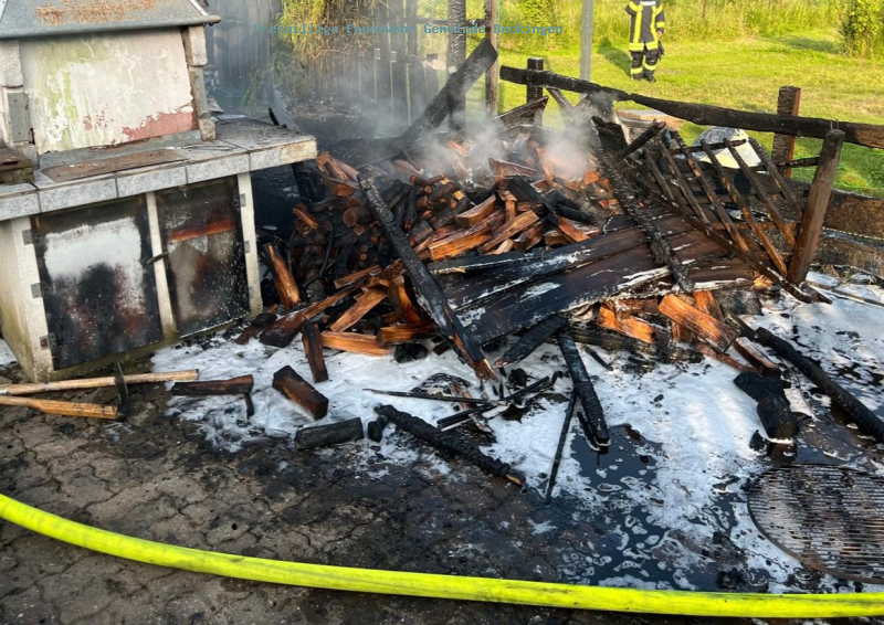 Gartenhausbrand – Neun Löschbezirke, eine Feuerwehr
