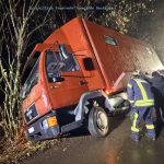LKW droht an Böschung umzustürzen