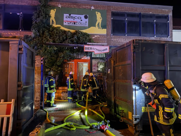 Feuer in Abrissgebäude